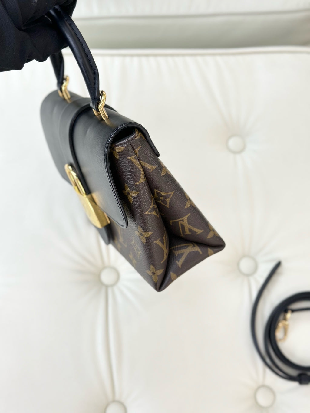 Louis Vuitton Black Crossbody M44141