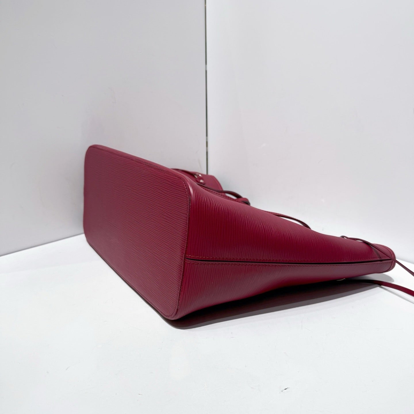 Louis Vuitton (Unknown) Red Tote M40882