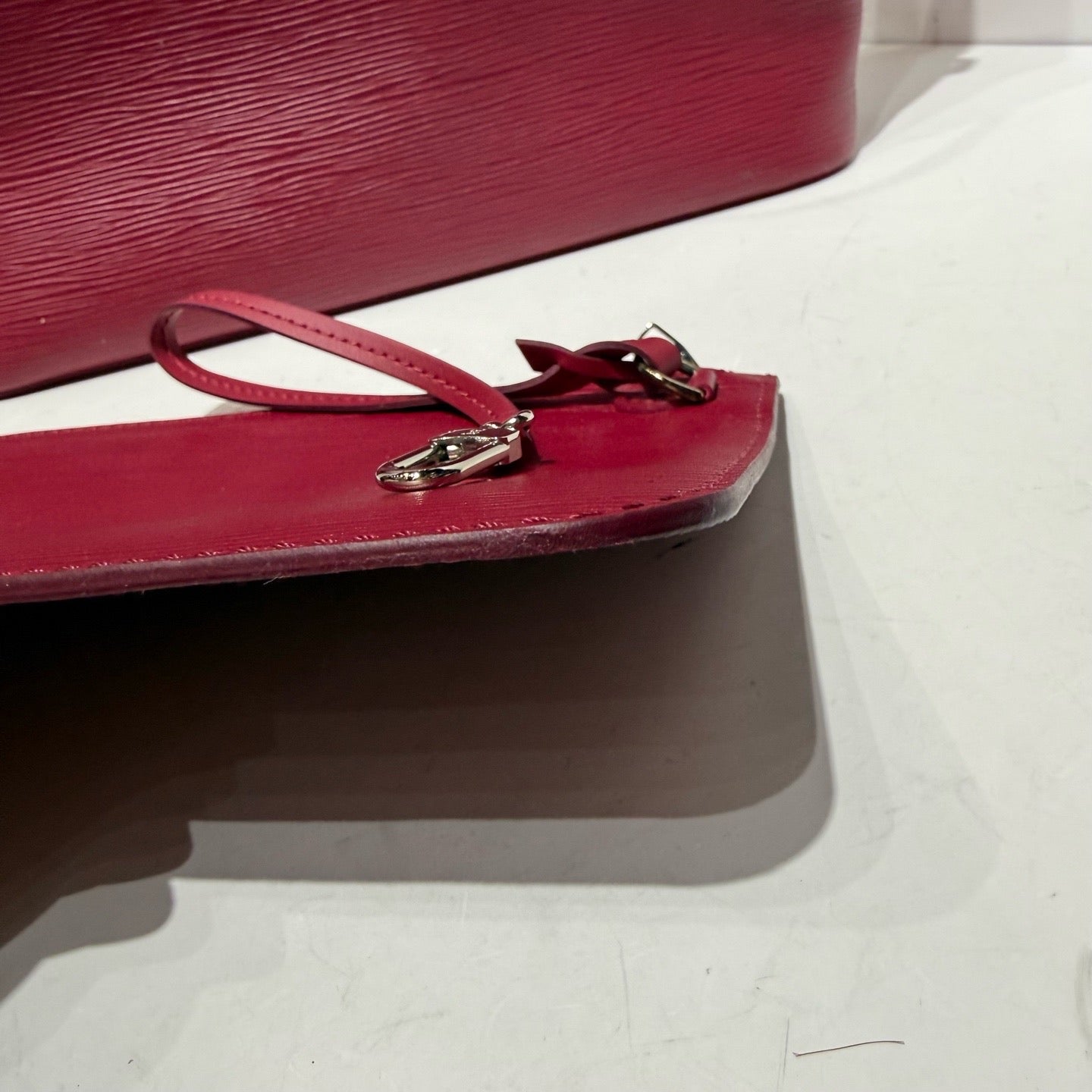 Louis Vuitton (Unknown) Red Tote M40882
