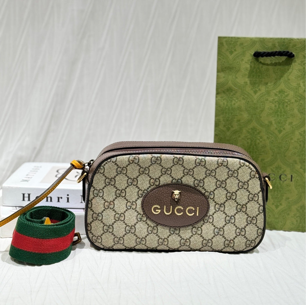 Gucci Neo Vintage GG Supreme canvas messenger bag This product can accommodate a phone measuring 78 mm (length) x 160 mm (width) x 8 mm (thickness). 476466 K9GVT 8856