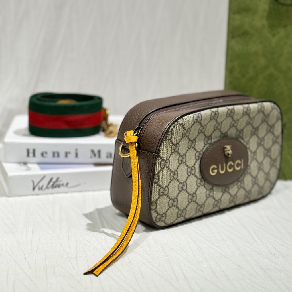 Gucci Neo Vintage GG Supreme canvas messenger bag This product can accommodate a phone measuring 78 mm (length) x 160 mm (width) x 8 mm (thickness). 476466 K9GVT 8856