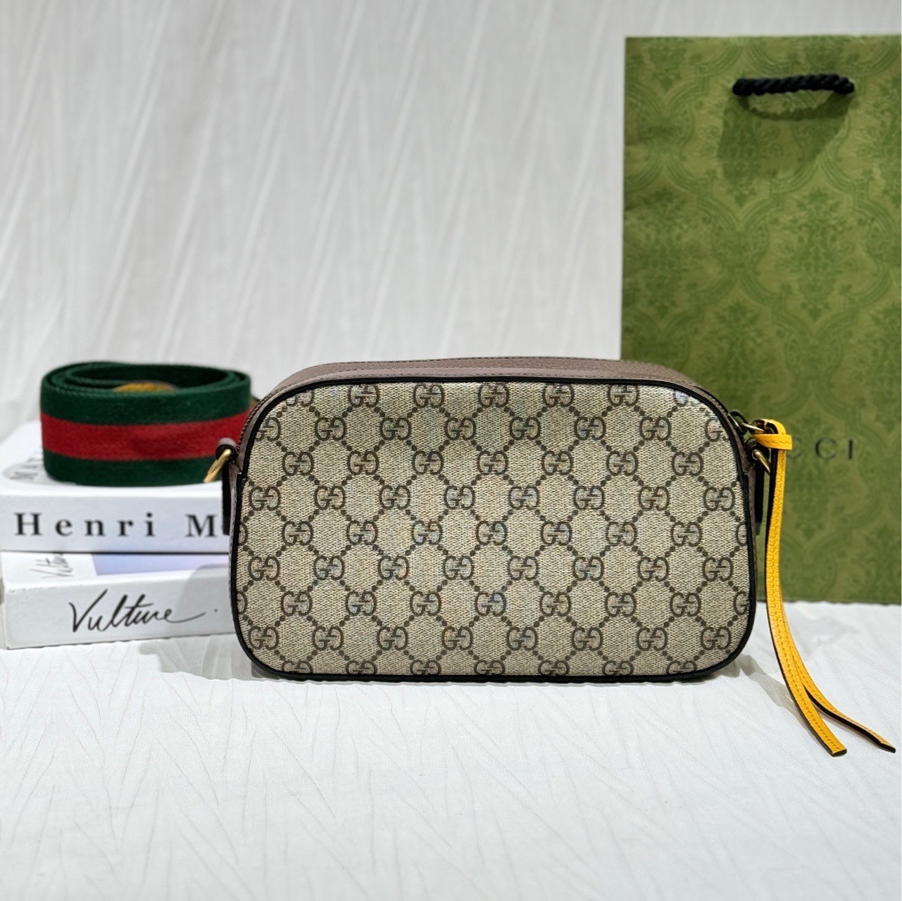 Gucci Neo Vintage GG Supreme canvas messenger bag This product can accommodate a phone measuring 78 mm (length) x 160 mm (width) x 8 mm (thickness). 476466 K9GVT 8856
