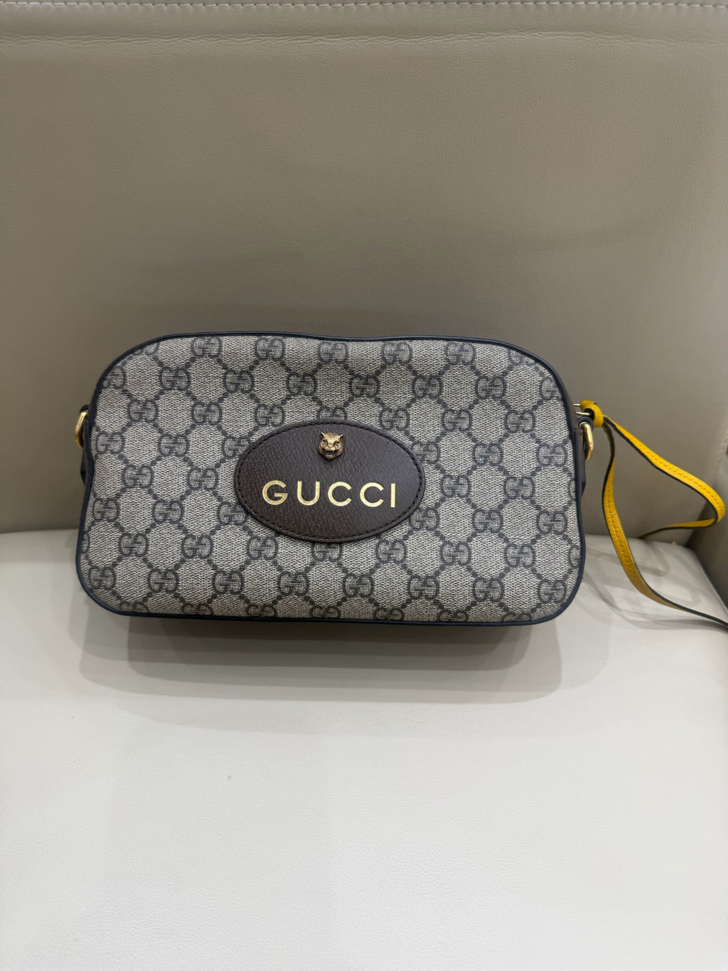 Gucci Neo Vintage GG Supreme canvas messenger bag This product can accommodate a phone measuring 78 mm (length) x 160 mm (width) x 8 mm (thickness). 476466 K9GVT 8856
