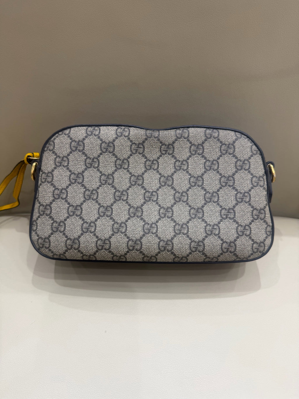 Gucci Neo Vintage GG Supreme canvas messenger bag This product can accommodate a phone measuring 78 mm (length) x 160 mm (width) x 8 mm (thickness). 476466 K9GVT 8856
