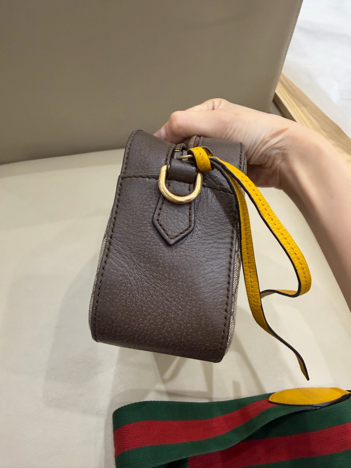 Gucci Neo Vintage GG Supreme canvas messenger bag This product can accommodate a phone measuring 78 mm (length) x 160 mm (width) x 8 mm (thickness). 476466 K9GVT 8856