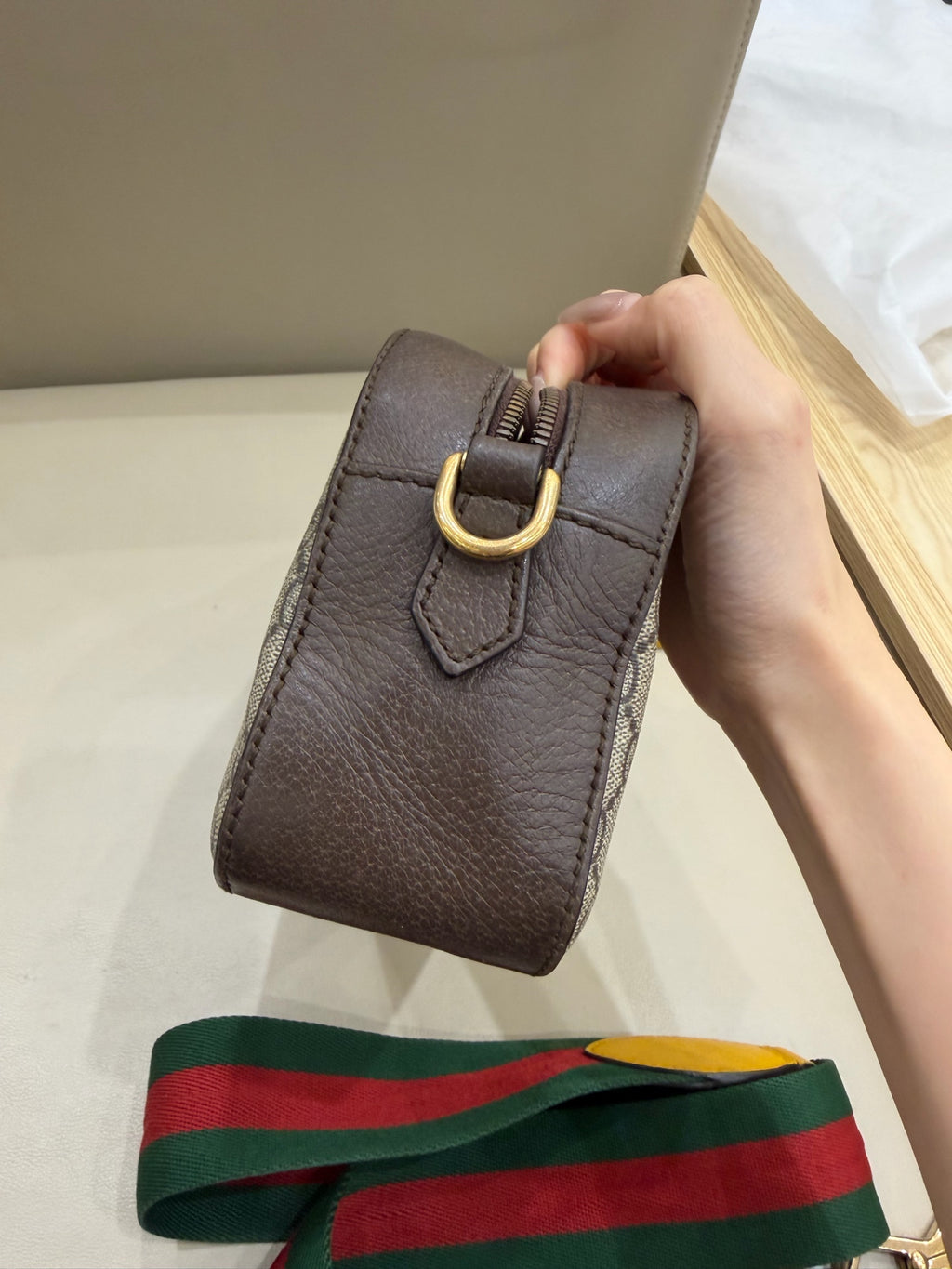 Gucci Neo Vintage GG Supreme canvas messenger bag This product can accommodate a phone measuring 78 mm (length) x 160 mm (width) x 8 mm (thickness). 476466 K9GVT 8856