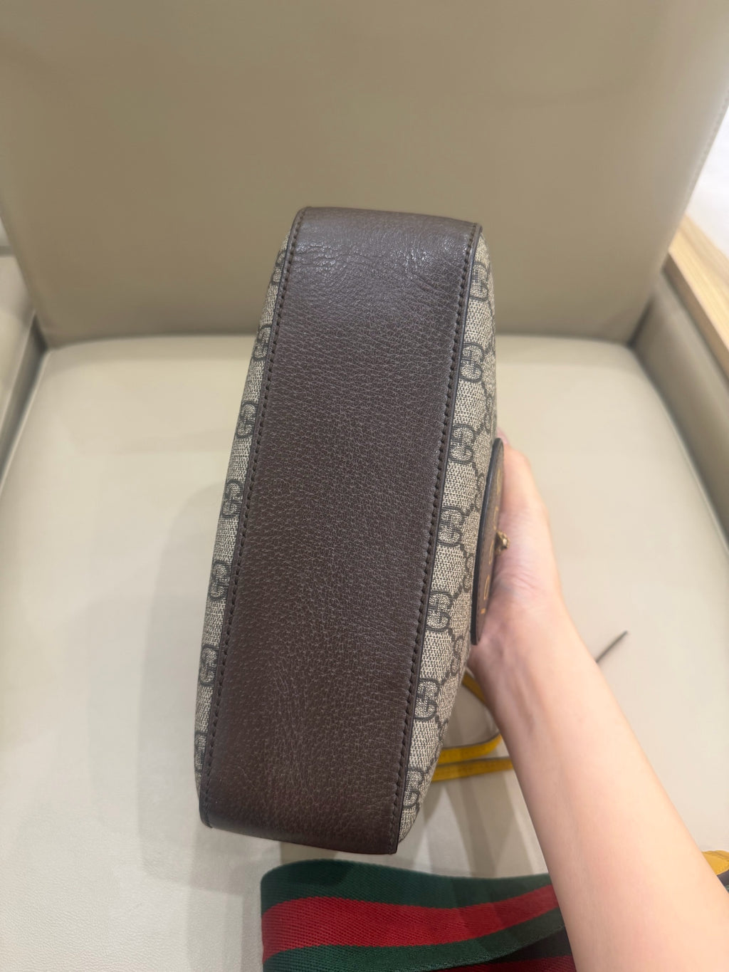 Gucci Neo Vintage GG Supreme canvas messenger bag This product can accommodate a phone measuring 78 mm (length) x 160 mm (width) x 8 mm (thickness). 476466 K9GVT 8856