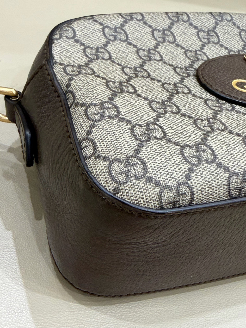 Gucci Neo Vintage GG Supreme canvas messenger bag This product can accommodate a phone measuring 78 mm (length) x 160 mm (width) x 8 mm (thickness). 476466 K9GVT 8856