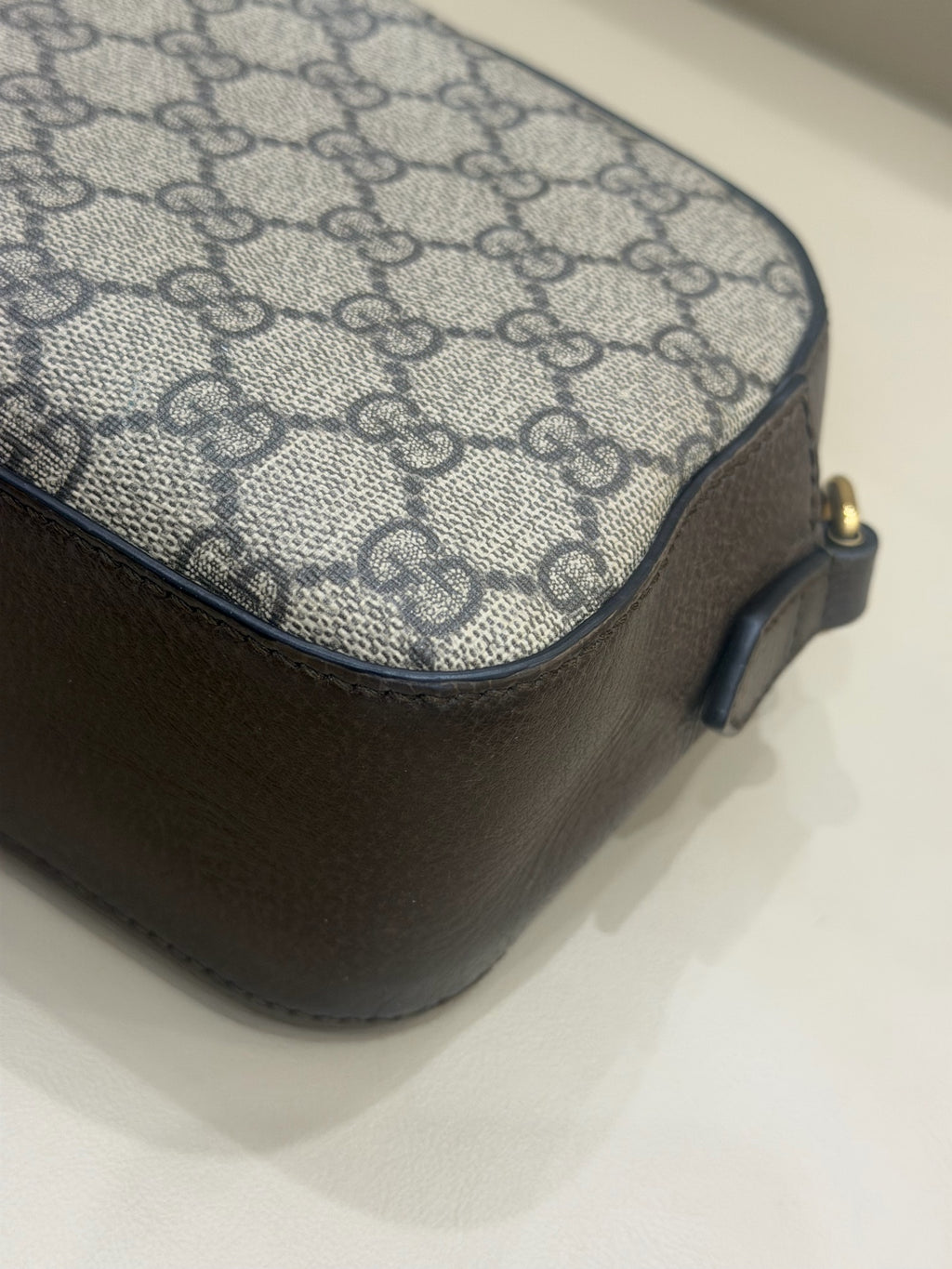 Gucci Neo Vintage GG Supreme canvas messenger bag This product can accommodate a phone measuring 78 mm (length) x 160 mm (width) x 8 mm (thickness). 476466 K9GVT 8856