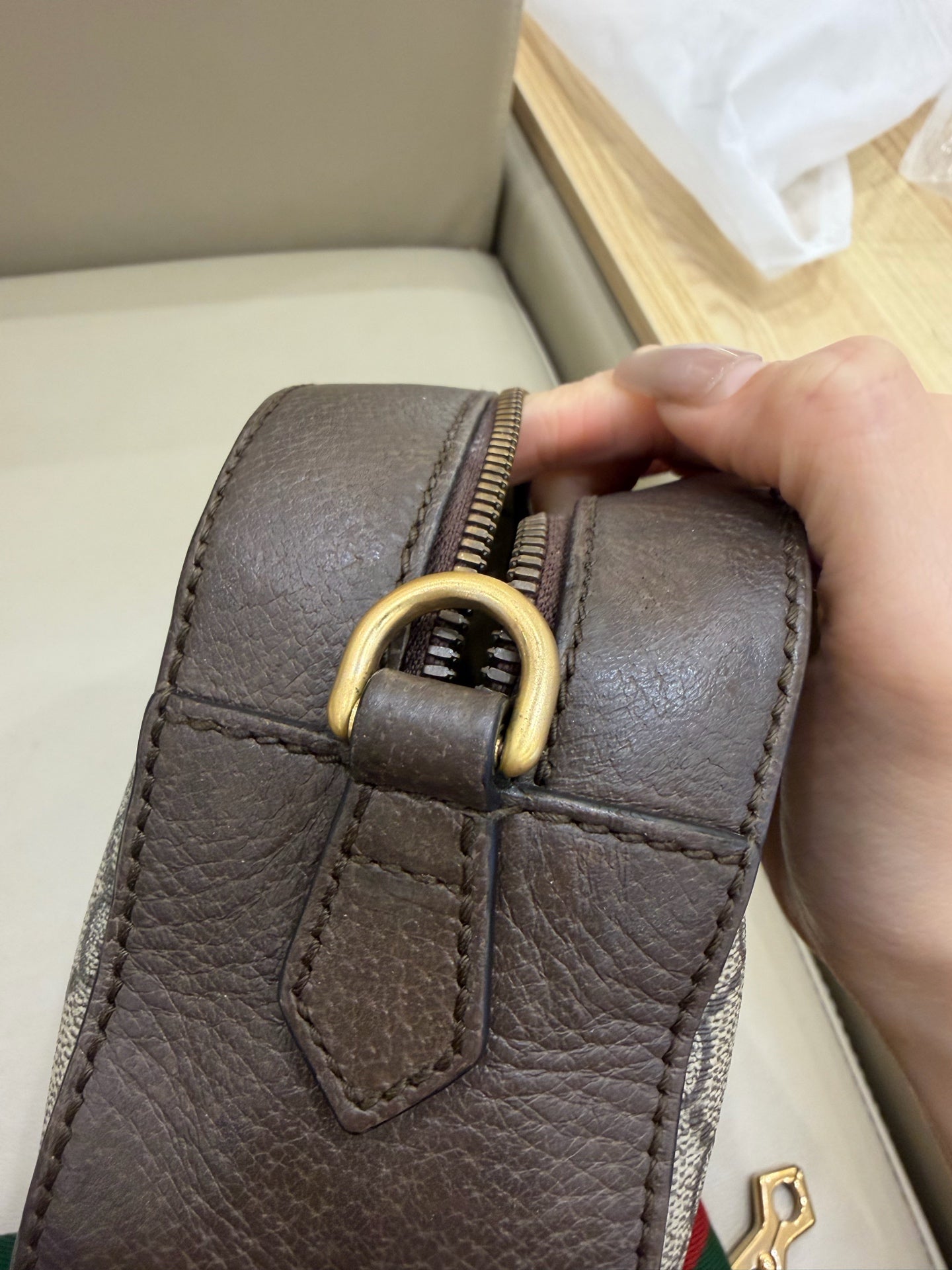 Gucci Neo Vintage GG Supreme canvas messenger bag This product can accommodate a phone measuring 78 mm (length) x 160 mm (width) x 8 mm (thickness). 476466 K9GVT 8856