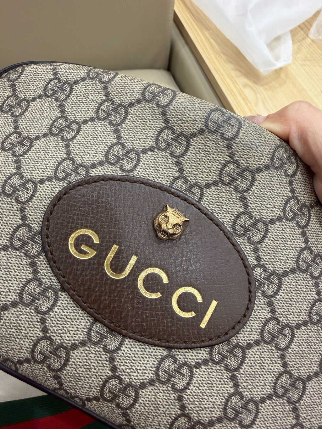 Gucci Neo Vintage GG Supreme canvas messenger bag This product can accommodate a phone measuring 78 mm (length) x 160 mm (width) x 8 mm (thickness). 476466 K9GVT 8856