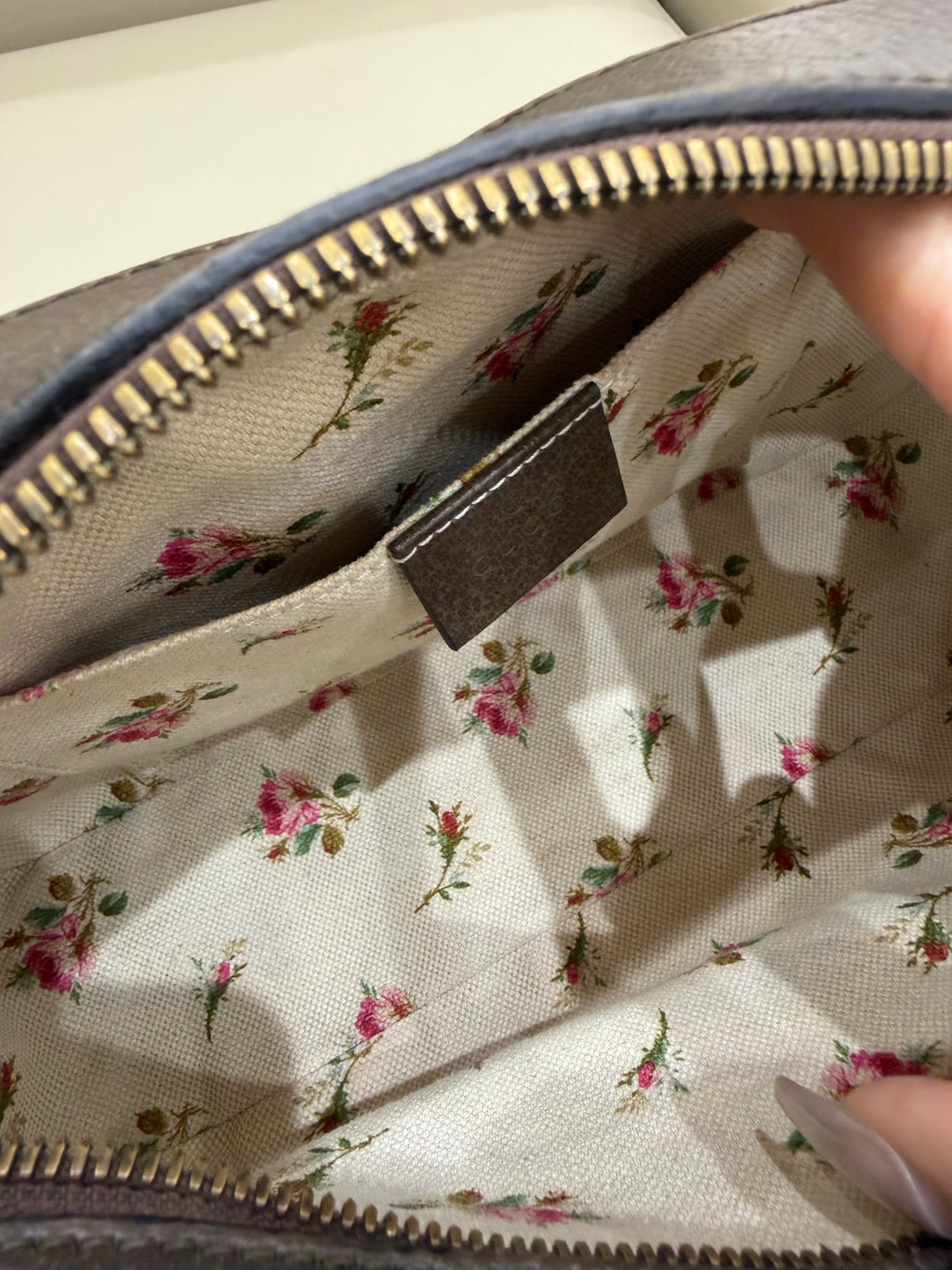 Gucci Neo Vintage GG Supreme canvas messenger bag This product can accommodate a phone measuring 78 mm (length) x 160 mm (width) x 8 mm (thickness). 476466 K9GVT 8856
