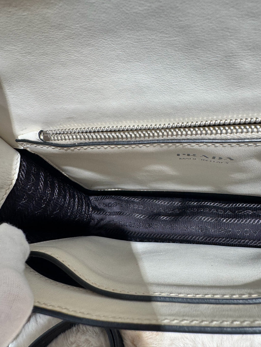 Prada (Unknown) Crossbody 1BD120-2BB0-F0964