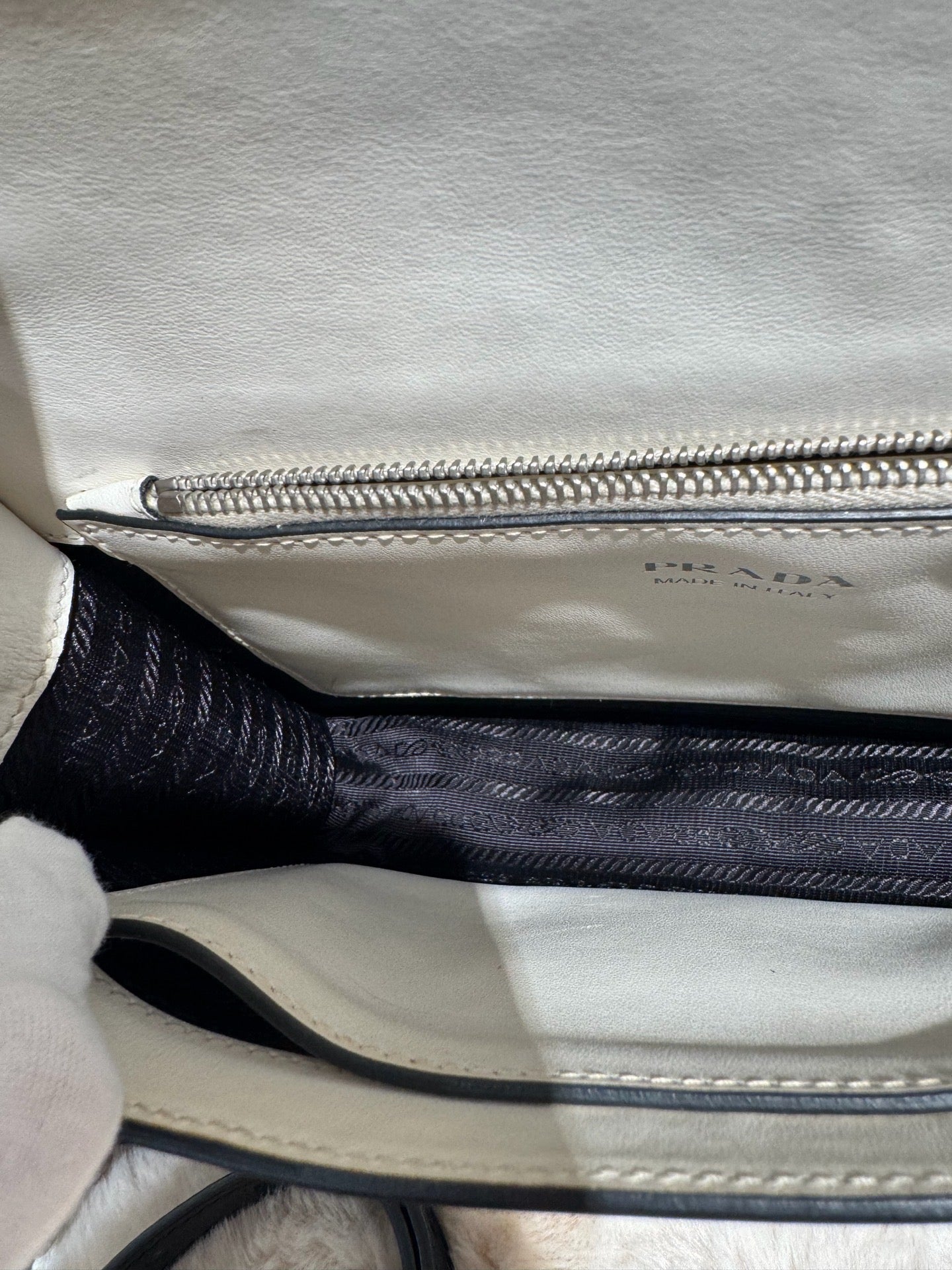 Prada (Unknown) Crossbody 1BD120-2BB0-F0964