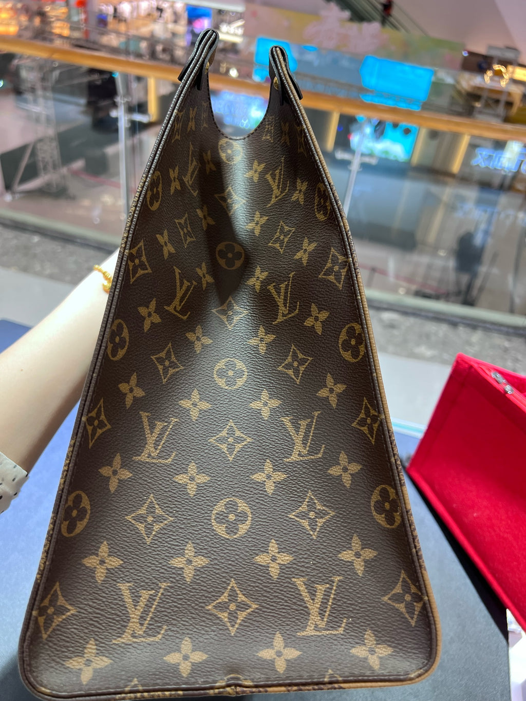 Louis Vuitton M44576