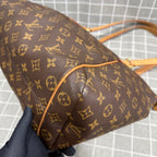 Louis Vuitton Leather M56688