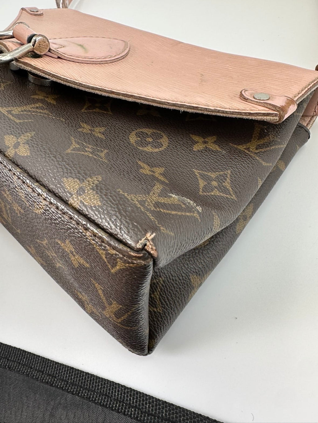 Louis Vuitton Lou Leather Pink Shoulder Bag