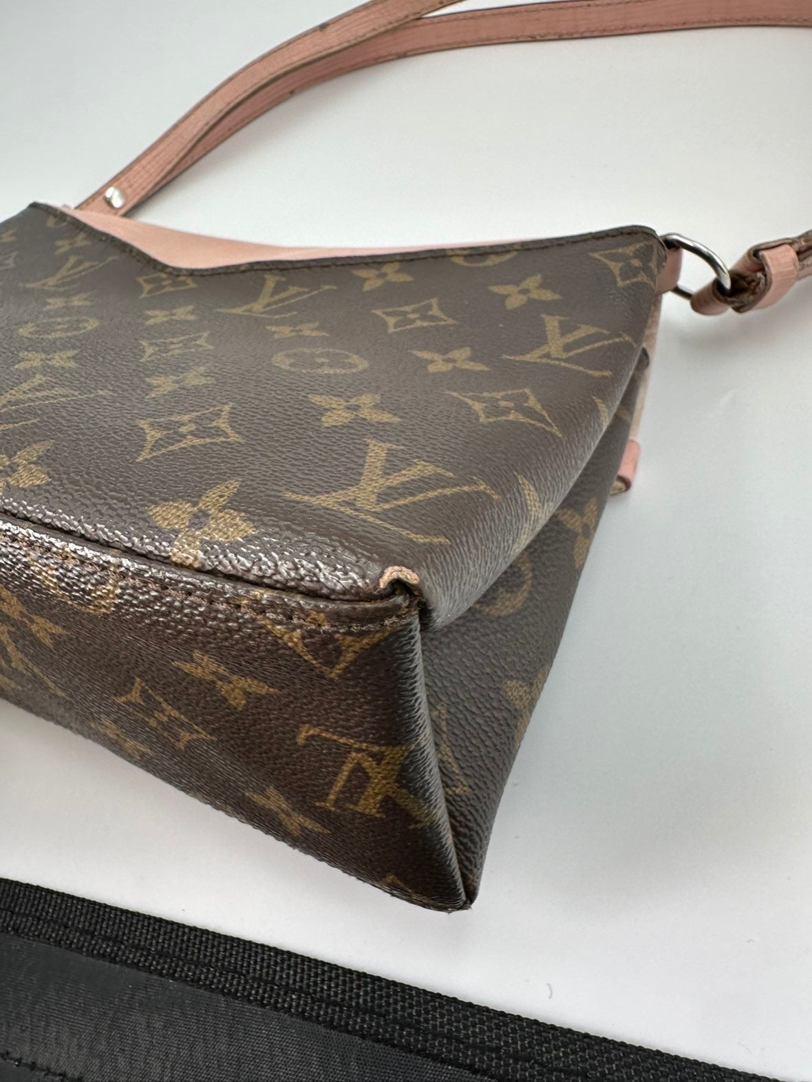 Louis Vuitton Lou Leather Pink Shoulder Bag