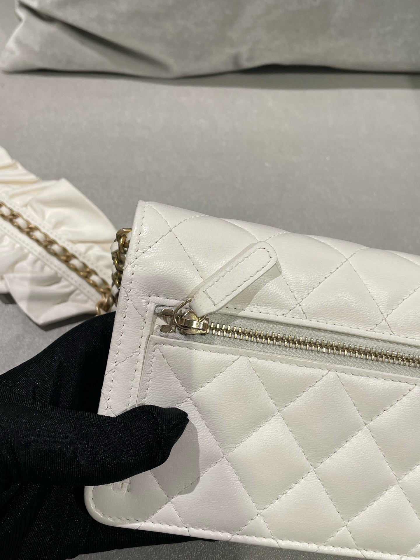 Chanel White Crossbody AP1820B0436910601