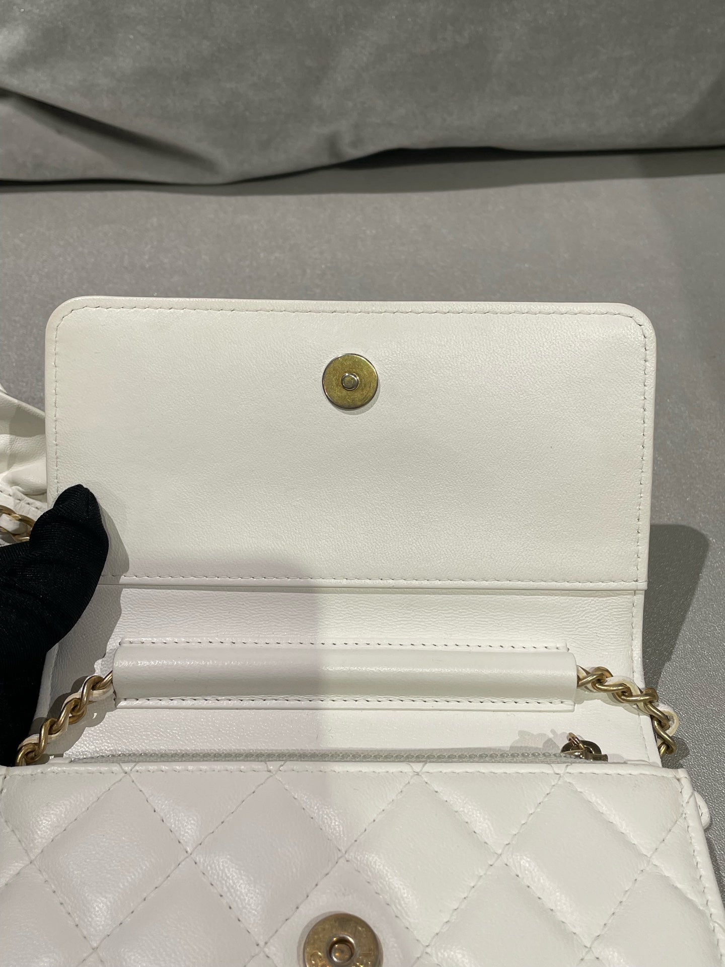 Chanel White Crossbody AP1820B0436910601