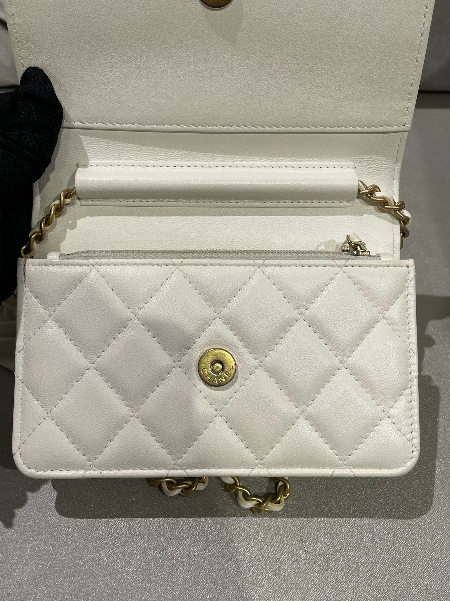 Chanel White Crossbody AP1820B0436910601