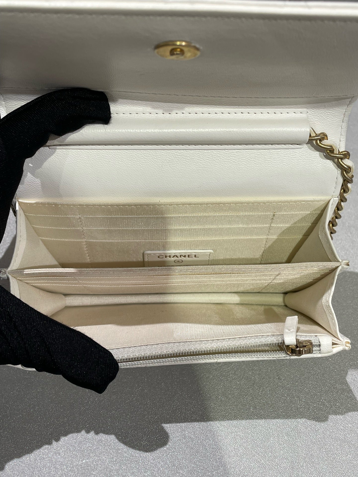 Chanel White Crossbody AP1820B0436910601