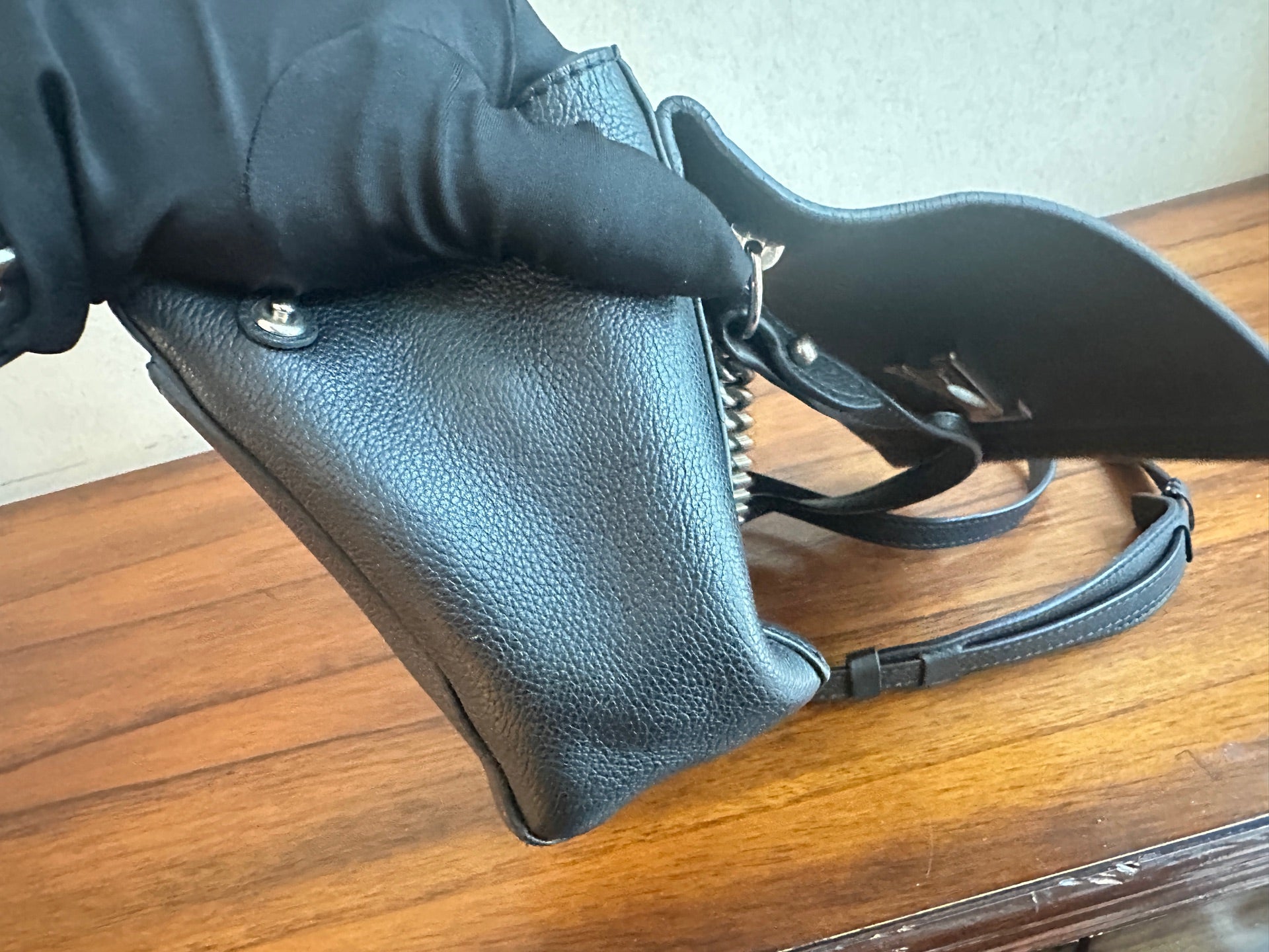 Louis Vuitton Black Crossbody M51200