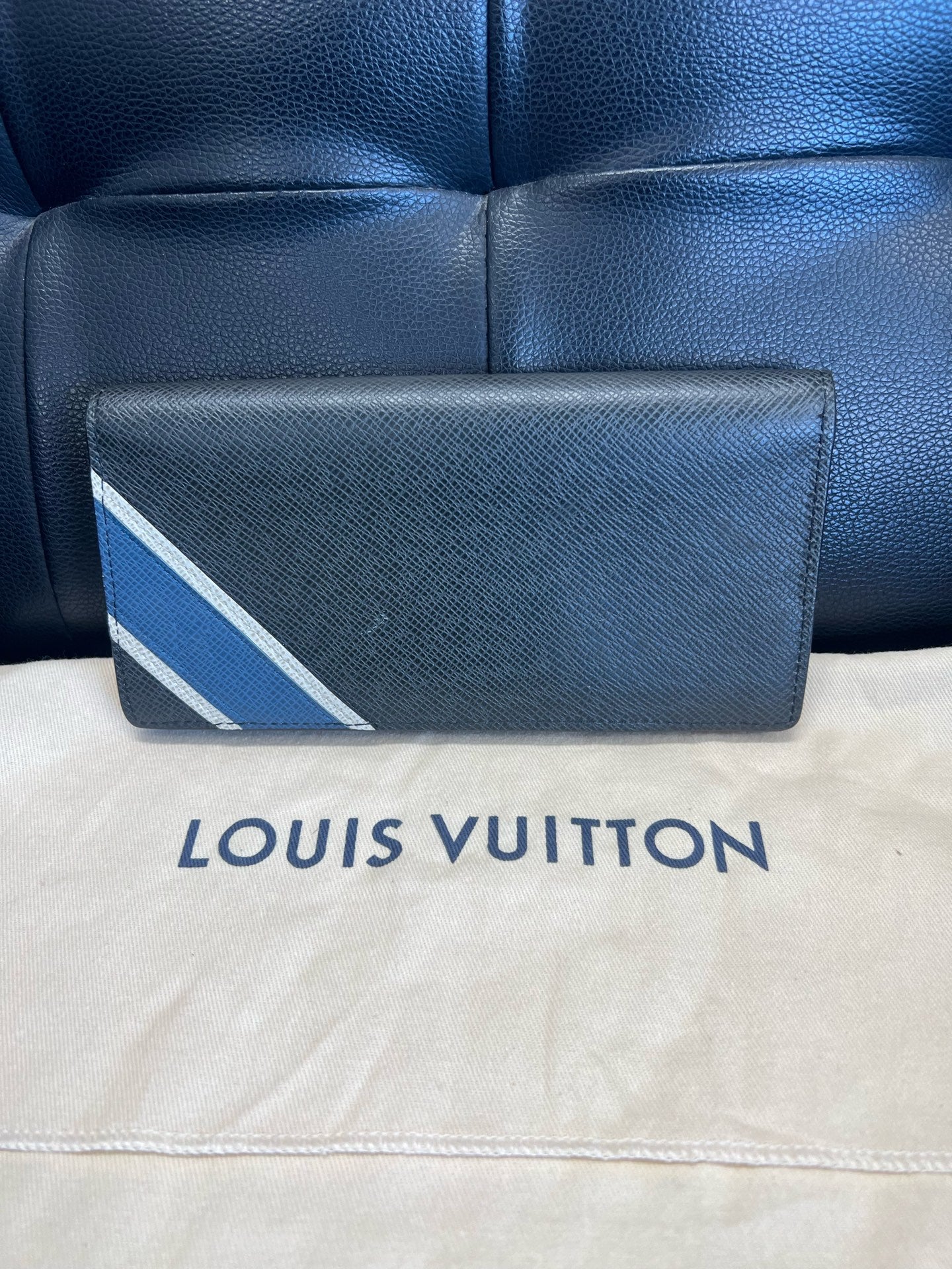 Louis Vuitton M64012