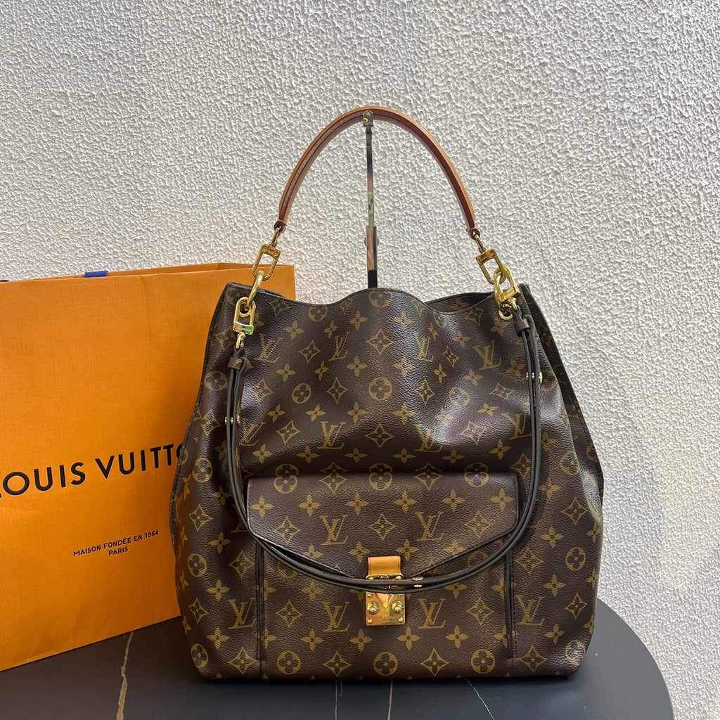 Louis Vuitton Shoulder Bag