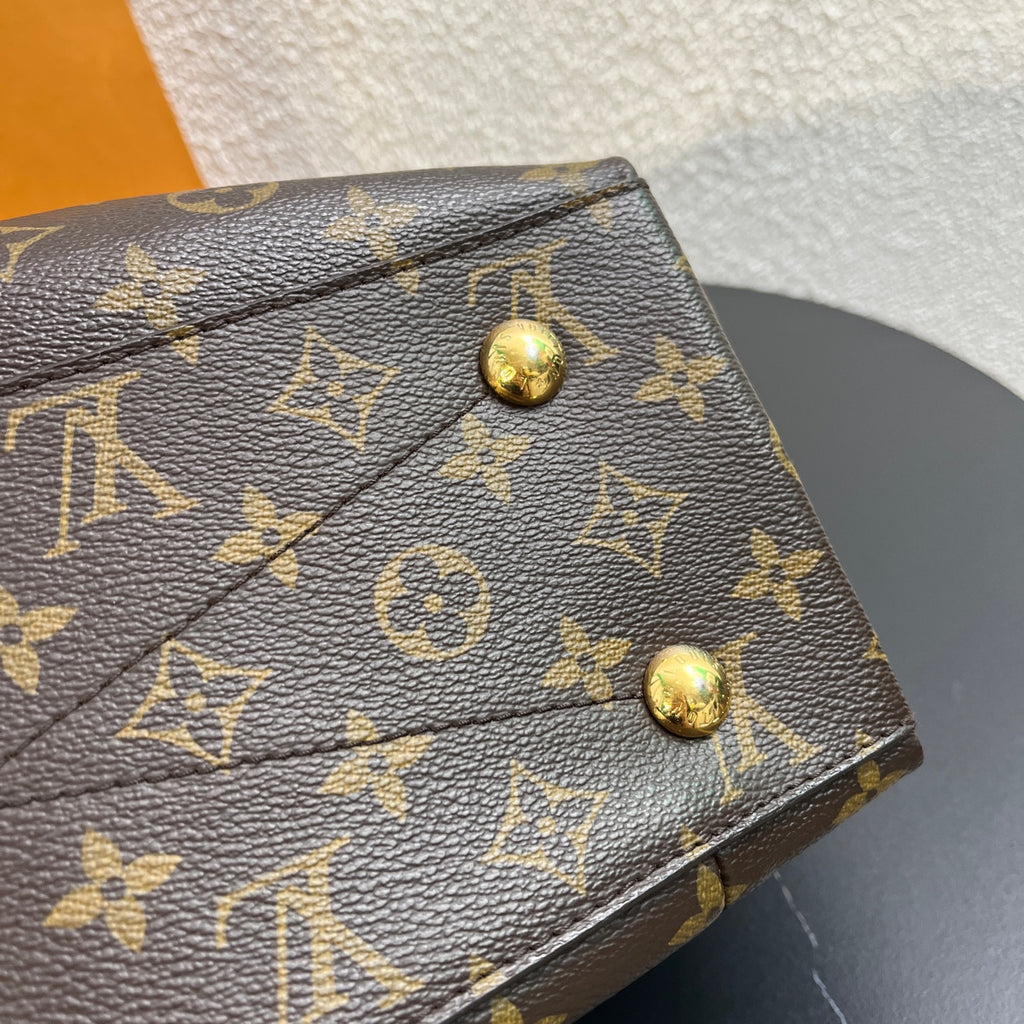 Louis Vuitton Shoulder Bag