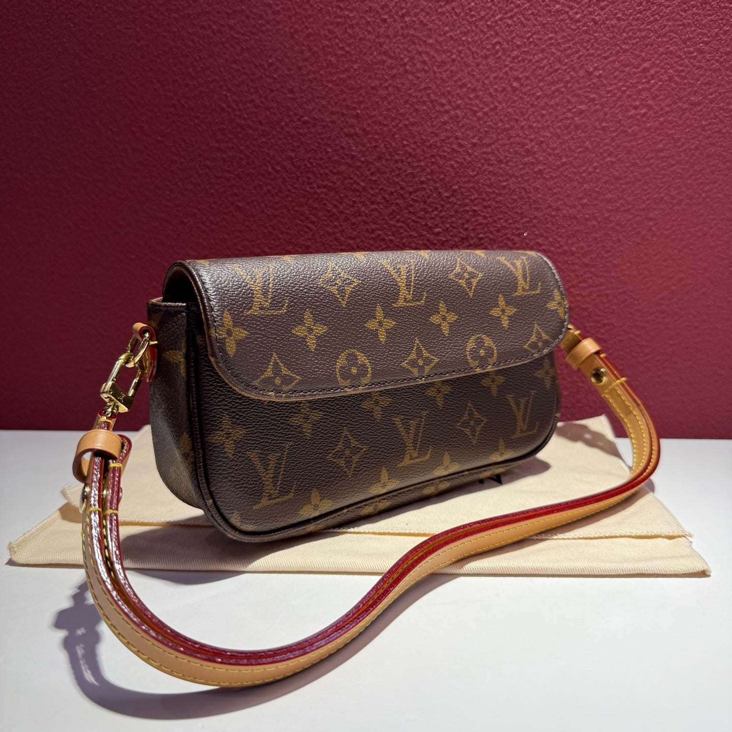 Louis Vuitton Wallet On Chain Ivy Shoulder Bag 23.5 x 12 x 4.3 M81911