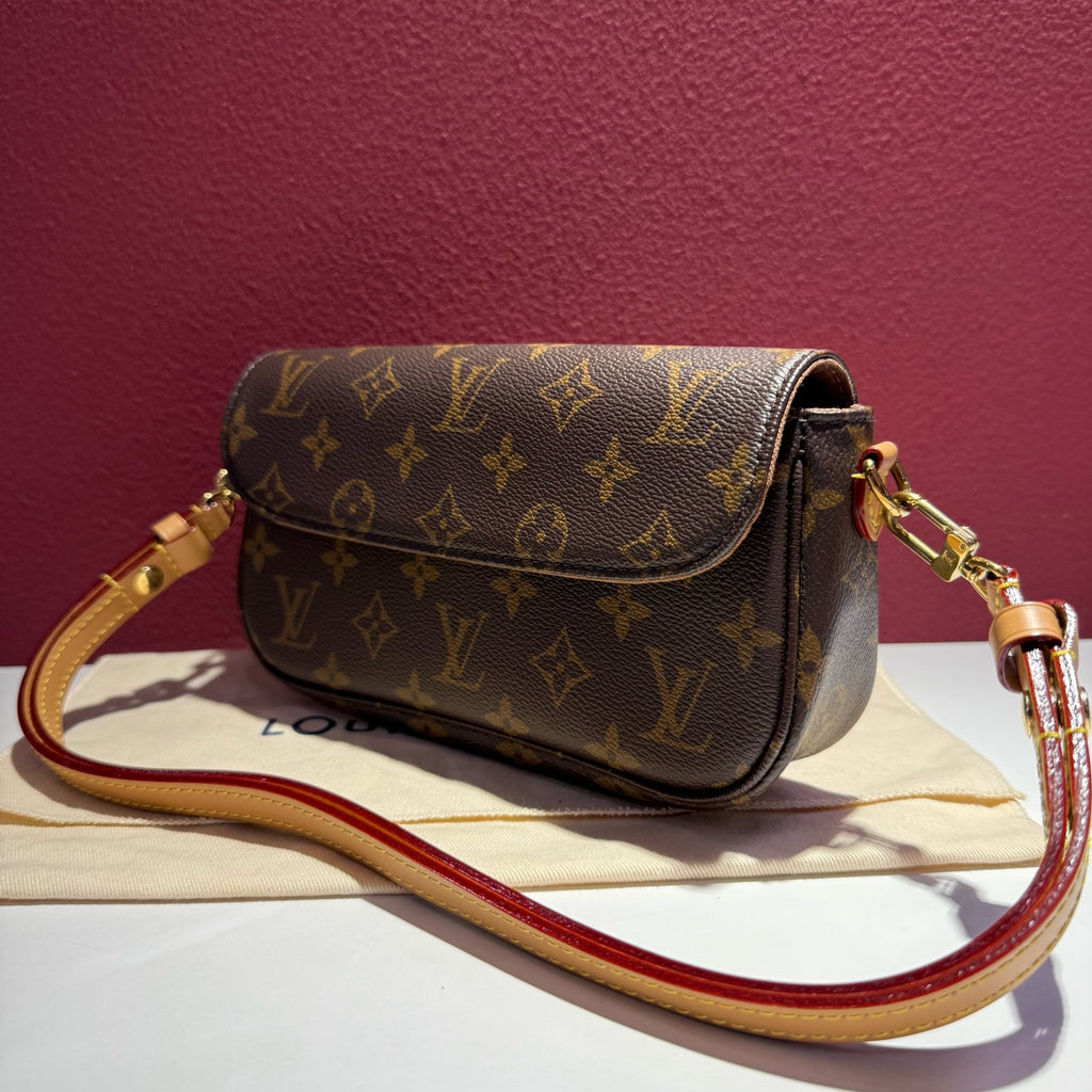 Louis Vuitton Wallet On Chain Ivy Shoulder Bag 23.5 x 12 x 4.3 M81911
