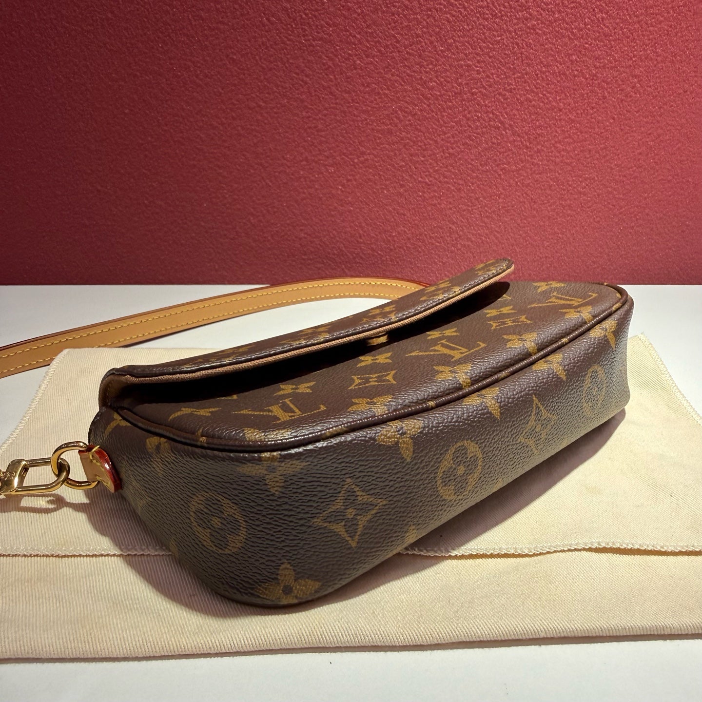Louis Vuitton Wallet On Chain Ivy Shoulder Bag 23.5 x 12 x 4.3 M81911