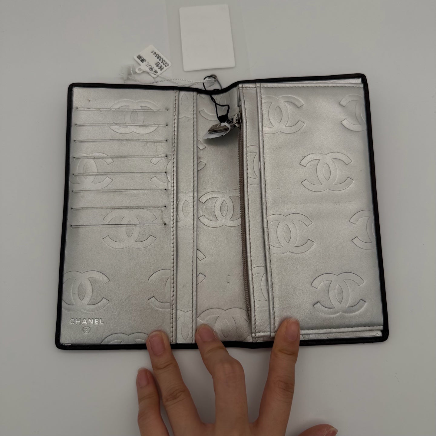 Chanel Mouth-shaped wallet A50077_Y03880_C2054