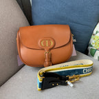 Dior Leather Shoulder Bag Dimensions: 22 x 17 x 6 cm (length x height x width); shoulder strap length: 107–117 cm; distance from the top of the shoulder strap to the top of the bag: 47–52 cm. M9319UMOL_M41M