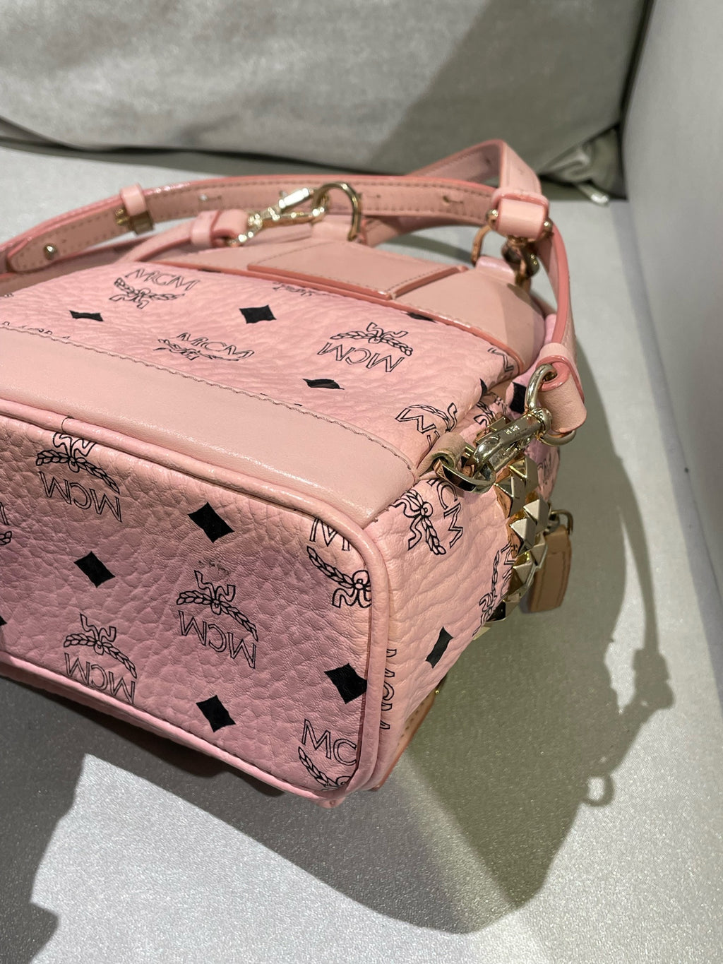 MCM Stark Bebe Boo Visetos Side-Trimmed Rivet Backpack Pink Backpack MMKEAVE17PZ001