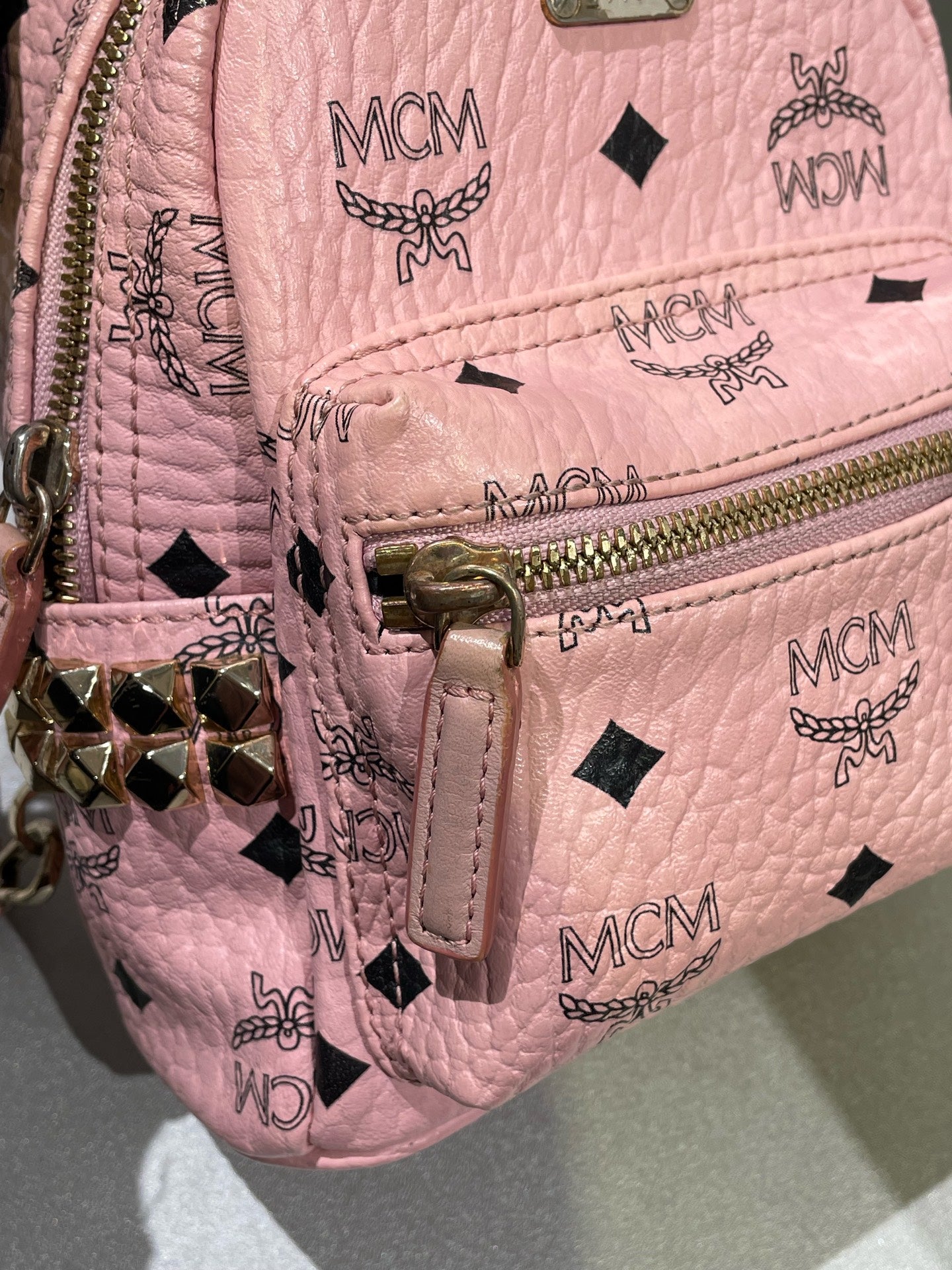 MCM Stark Bebe Boo Visetos Side-Trimmed Rivet Backpack Pink Backpack MMKEAVE17PZ001