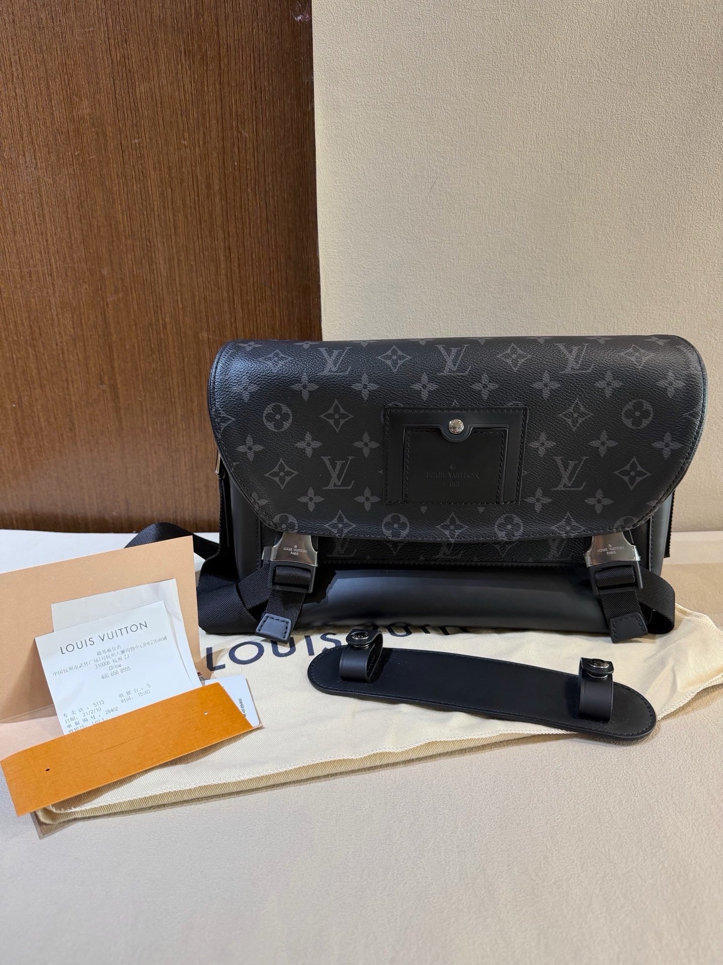 Louis Vuitton Messenger Bag