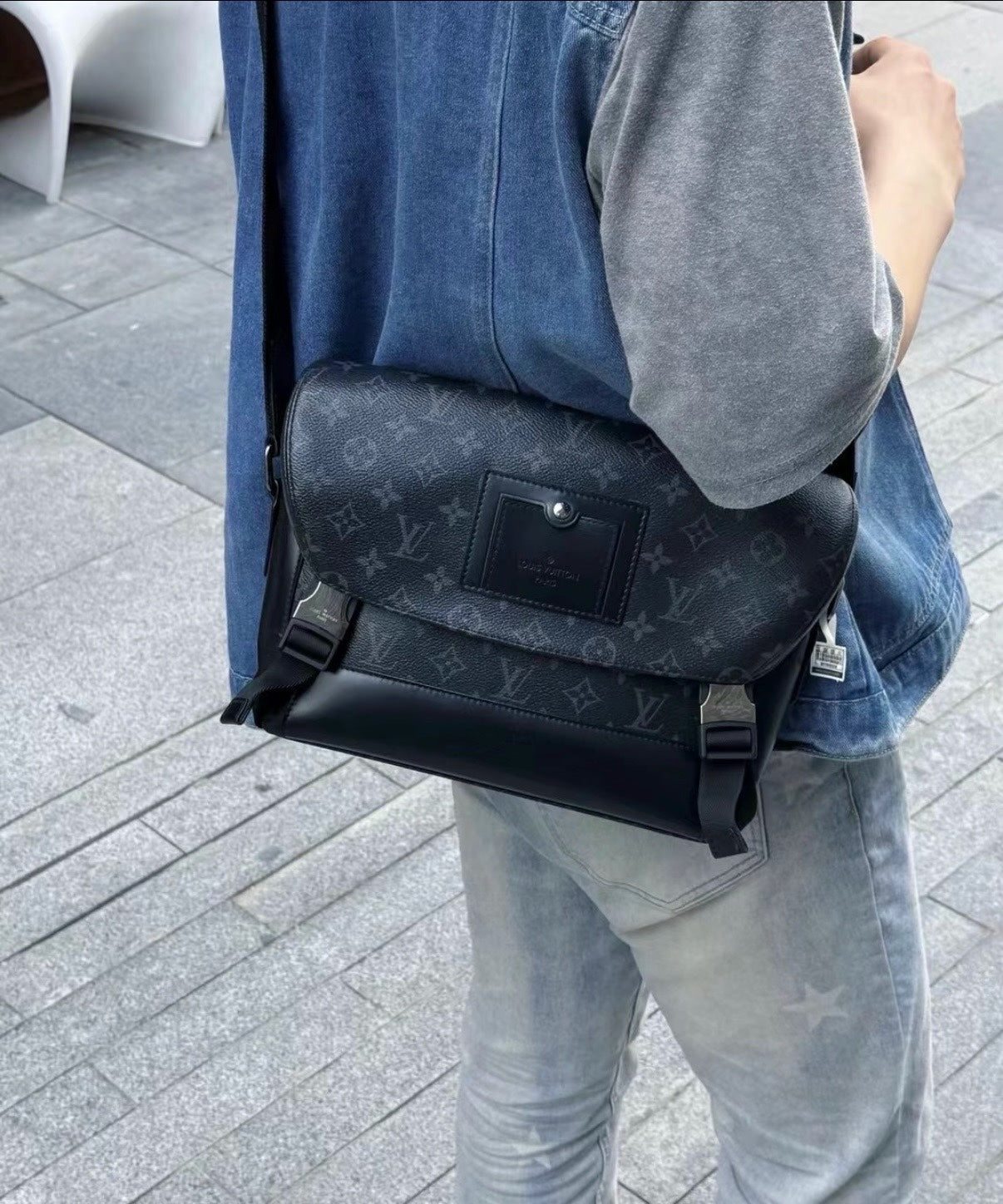 Louis Vuitton Messenger Bag