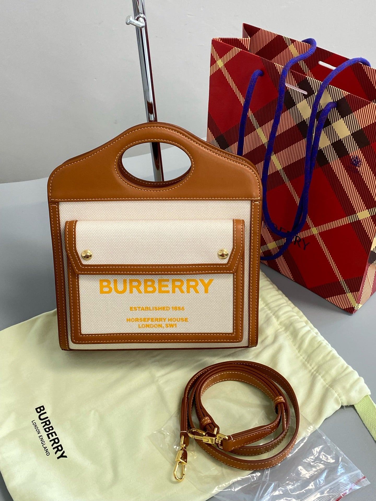 Burberry Messenger Bag 80368121