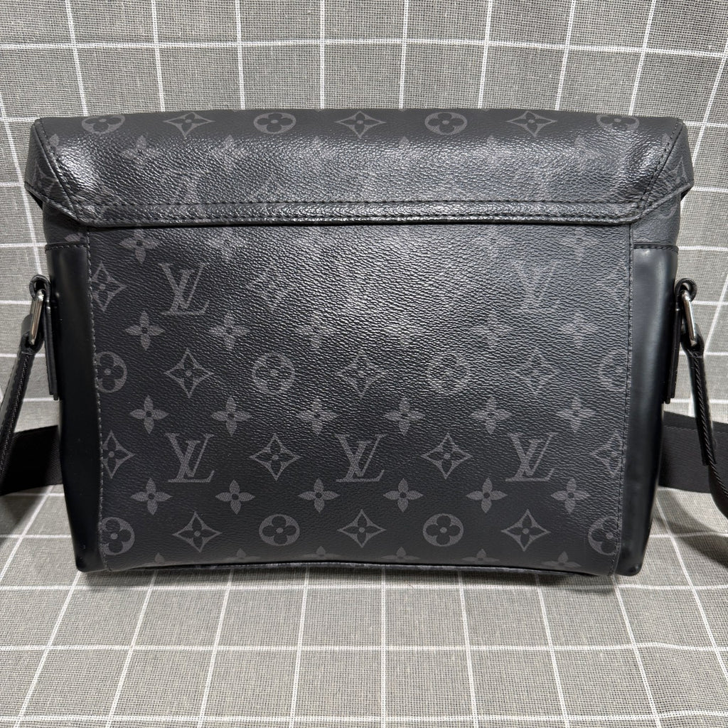 Louis Vuitton Voyager Canvas Messenger Bag M40511
