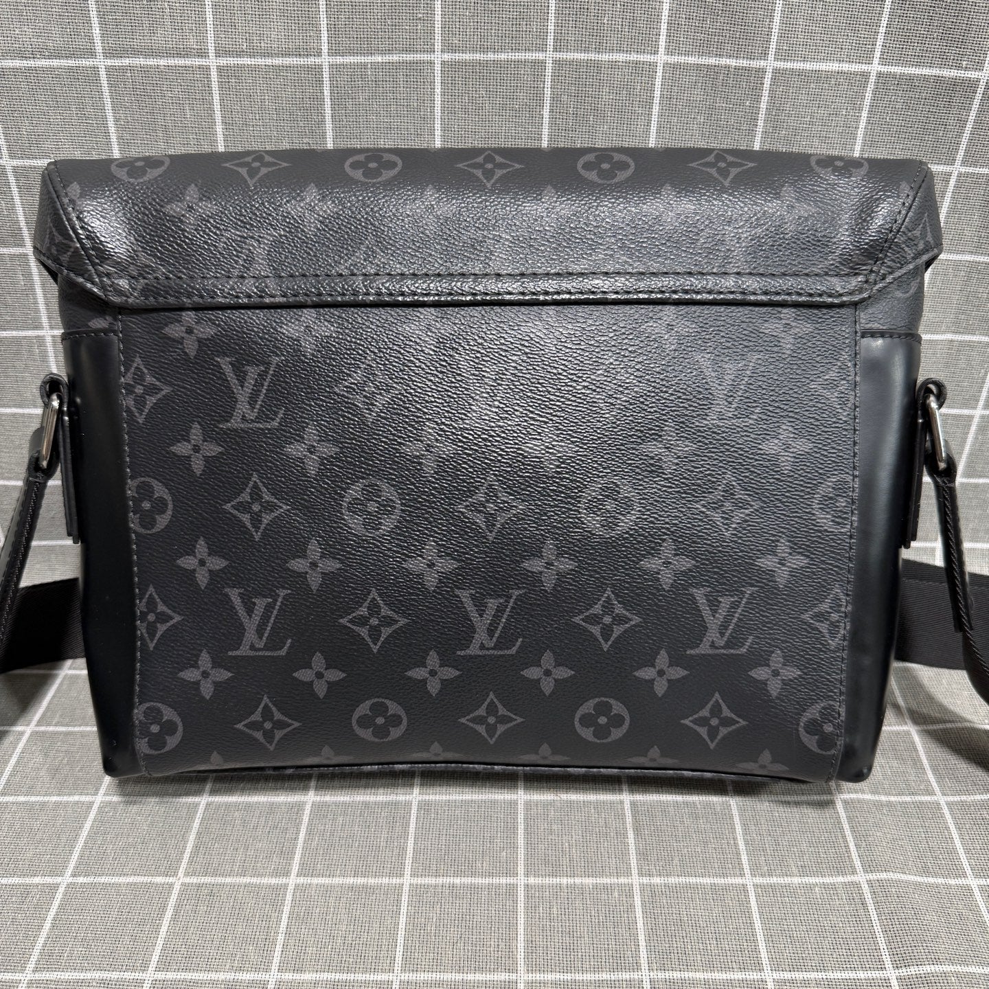 Louis Vuitton Voyager Canvas Messenger Bag M40511