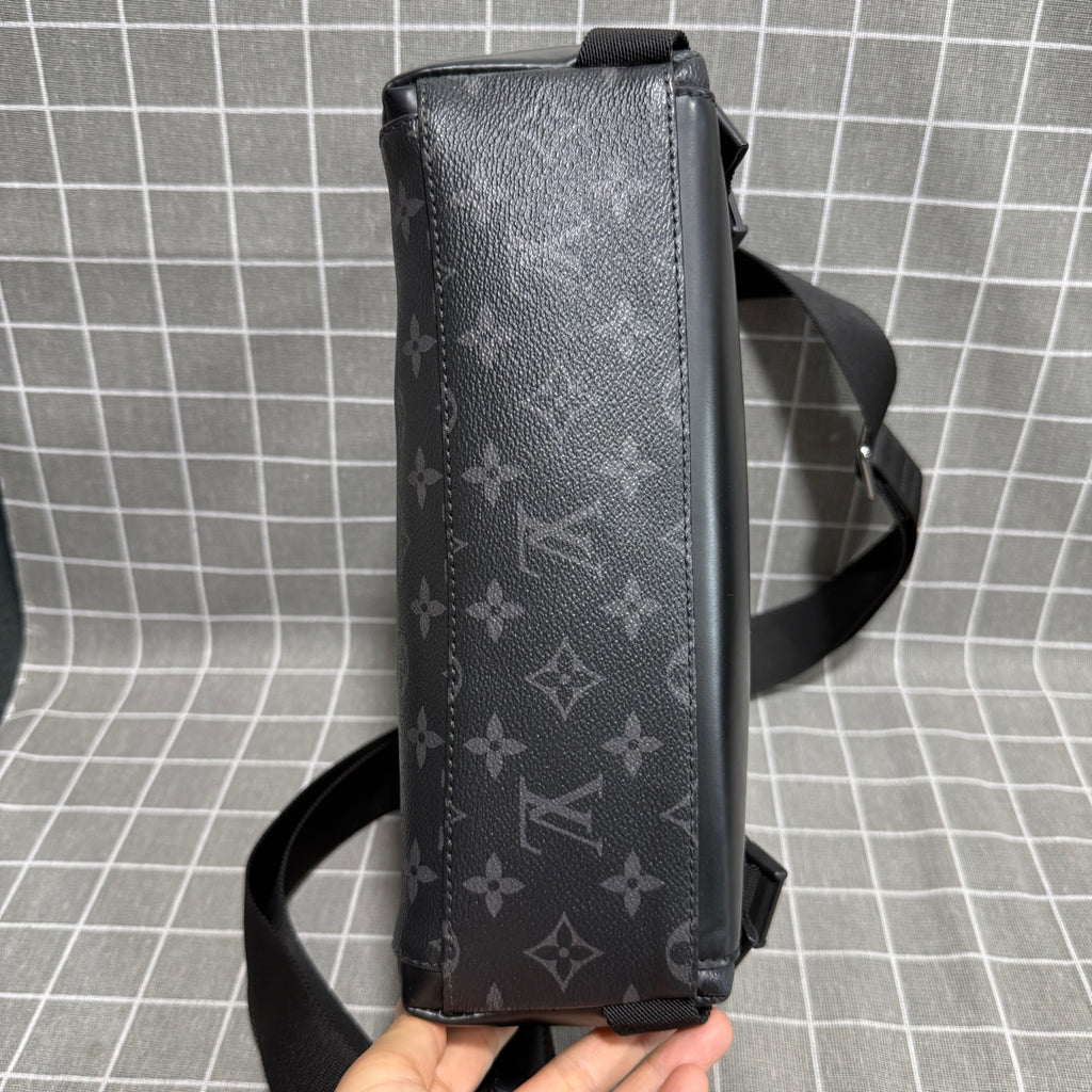 Louis Vuitton Voyager Canvas Messenger Bag M40511