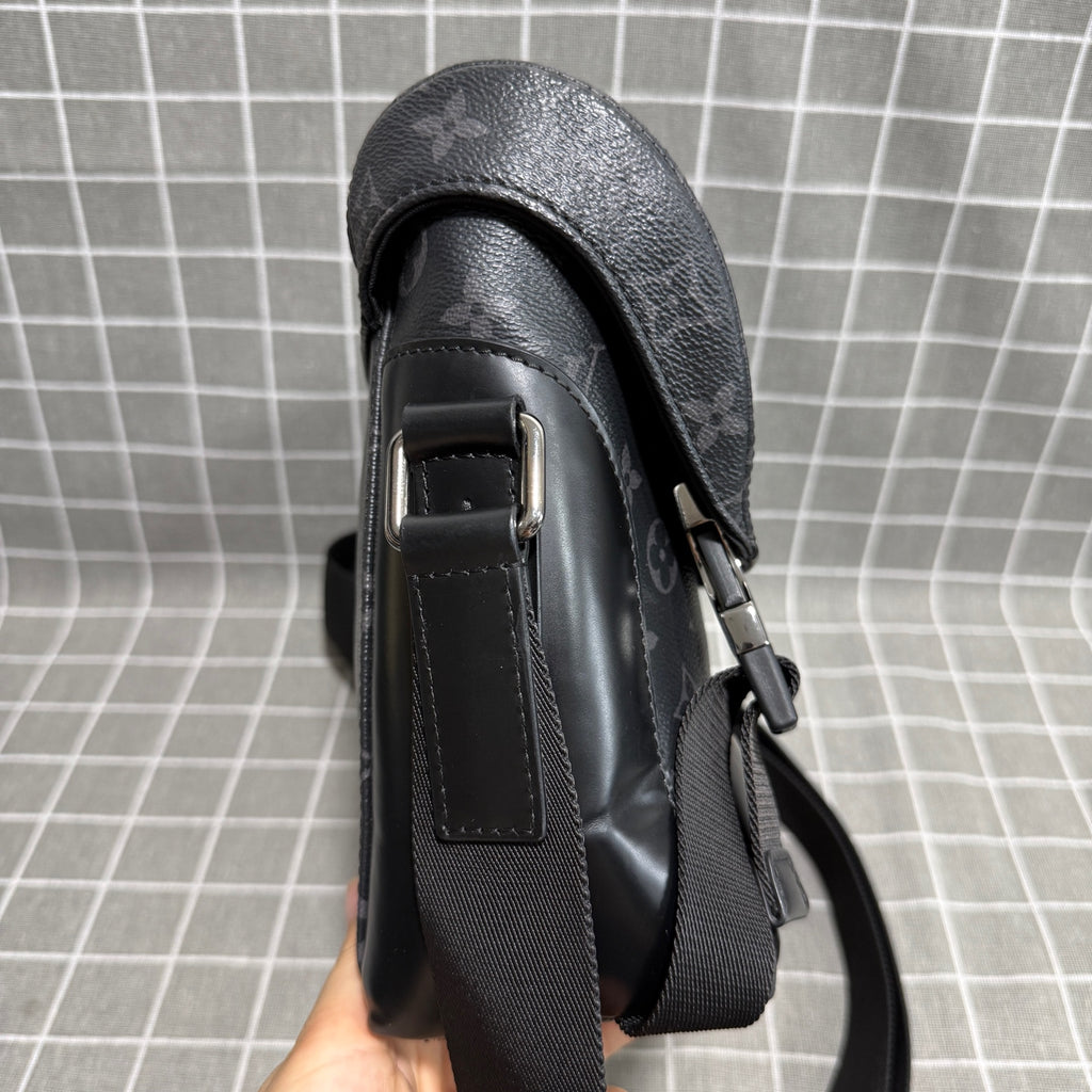 Louis Vuitton Voyager Canvas Messenger Bag M40511