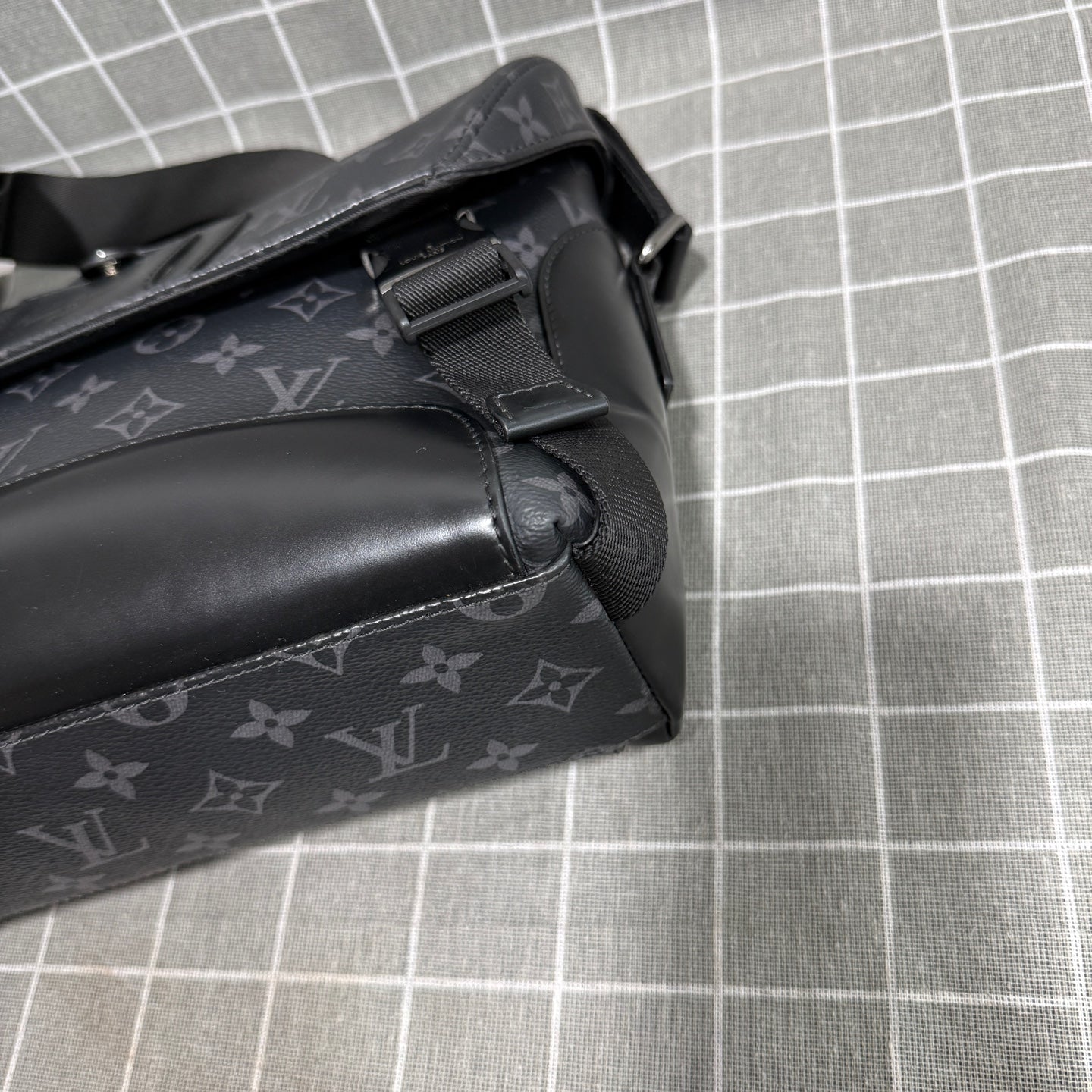 Louis Vuitton Voyager Canvas Messenger Bag M40511