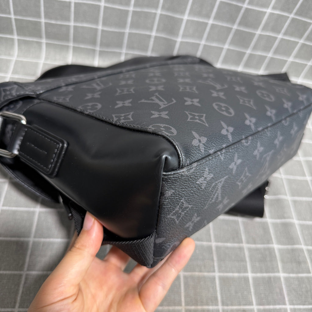 Louis Vuitton Voyager Canvas Messenger Bag M40511
