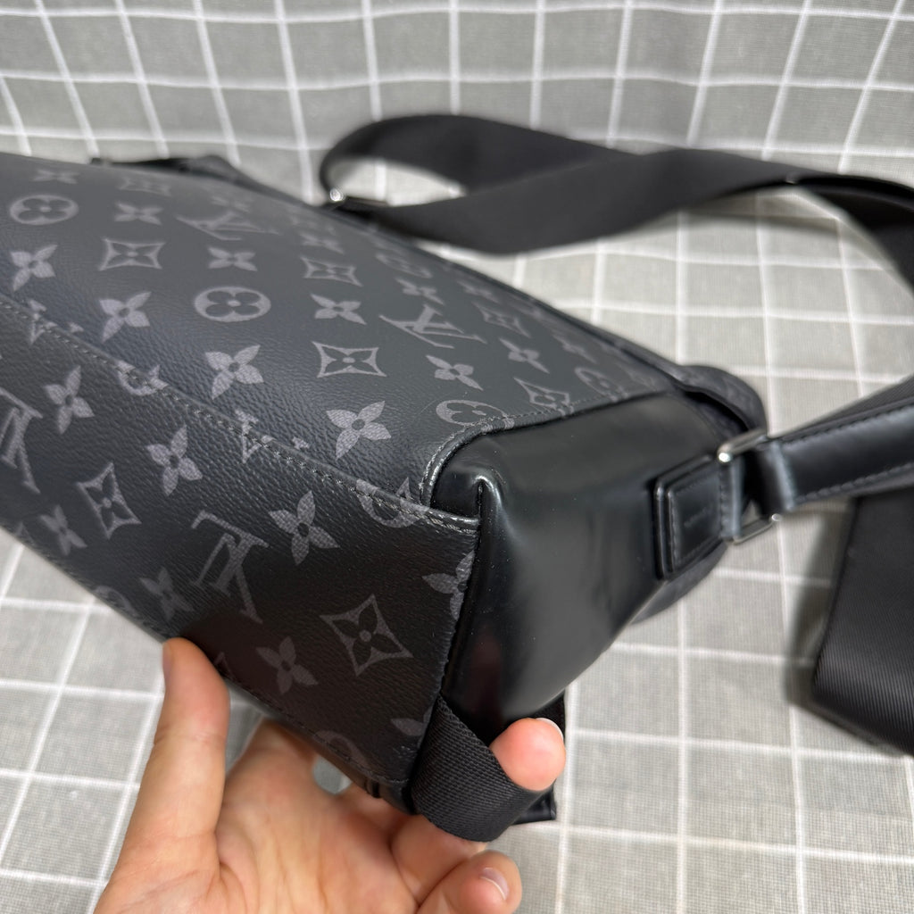 Louis Vuitton Voyager Canvas Messenger Bag M40511