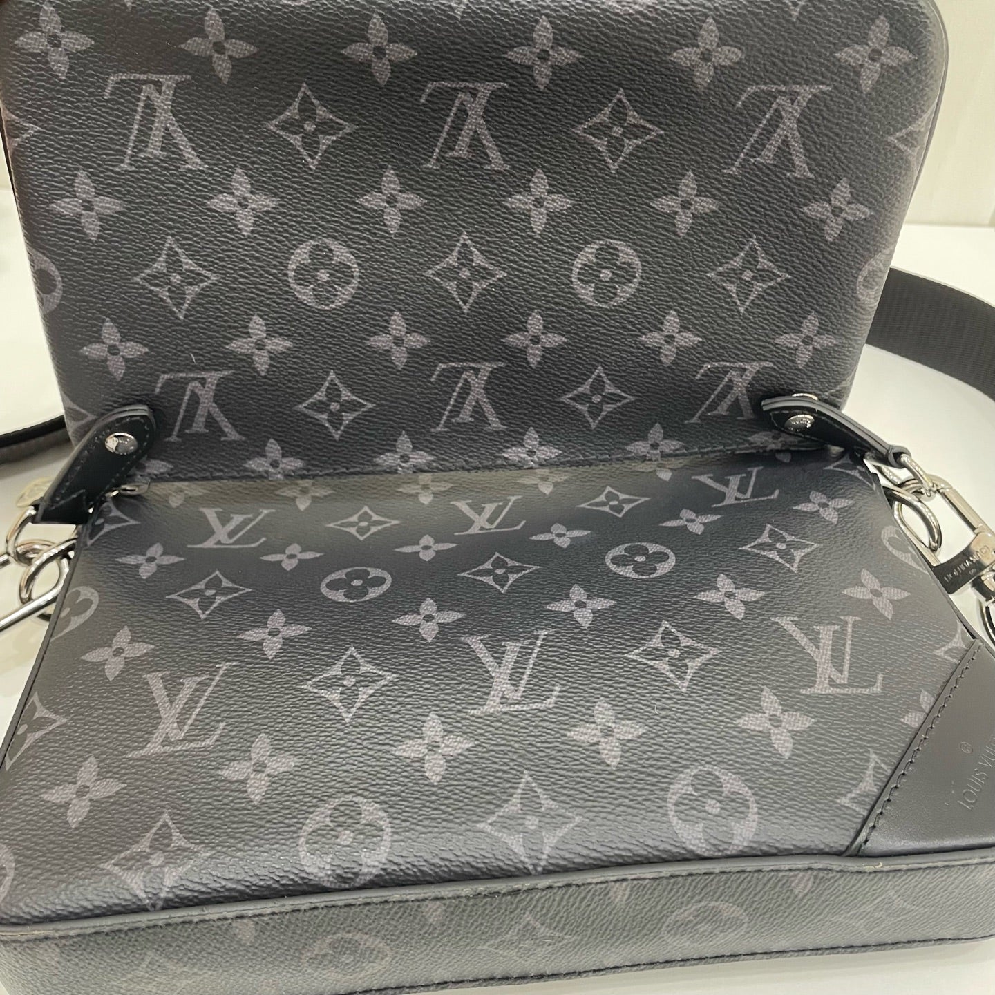 Louis Vuitton Messenger Bag