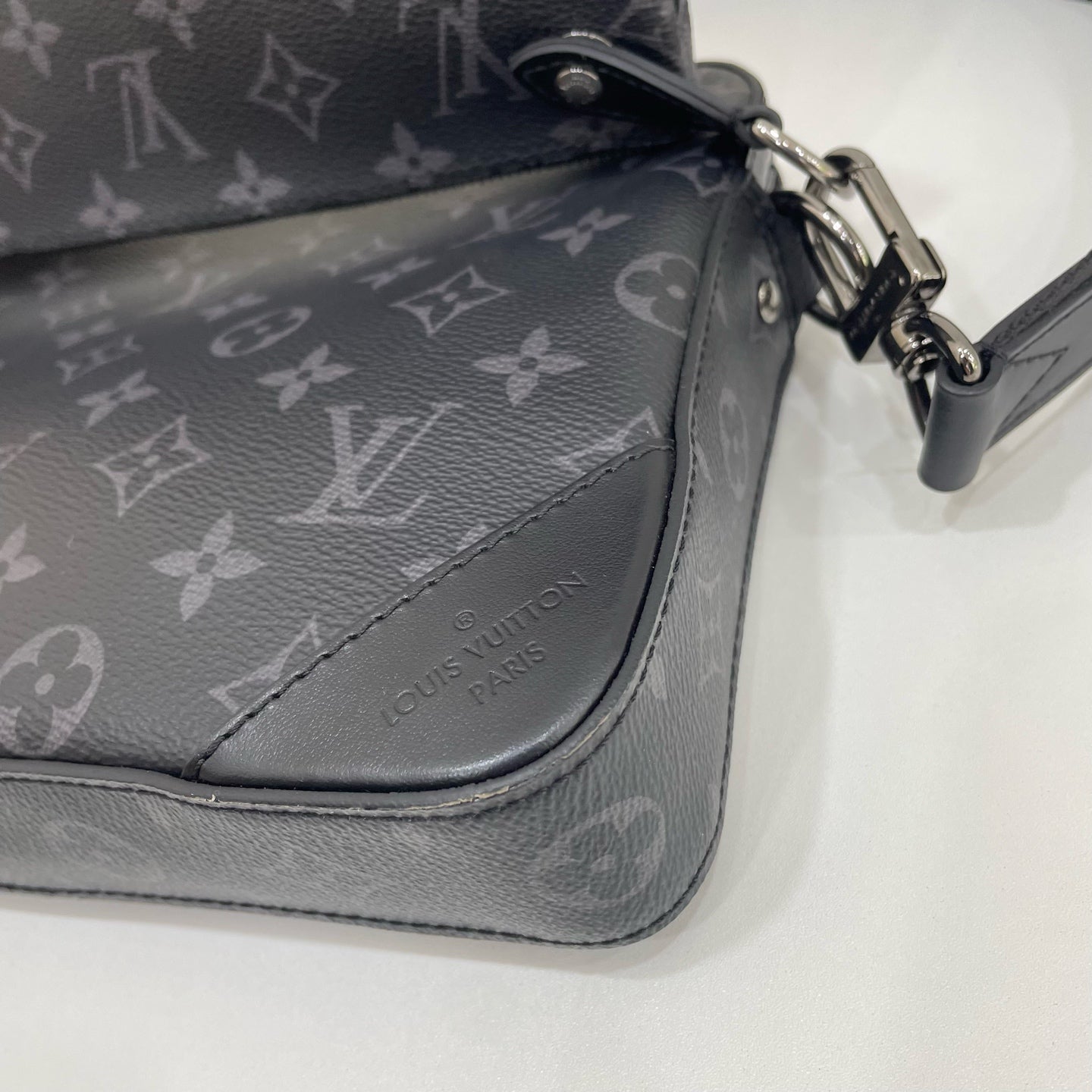Louis Vuitton Messenger Bag