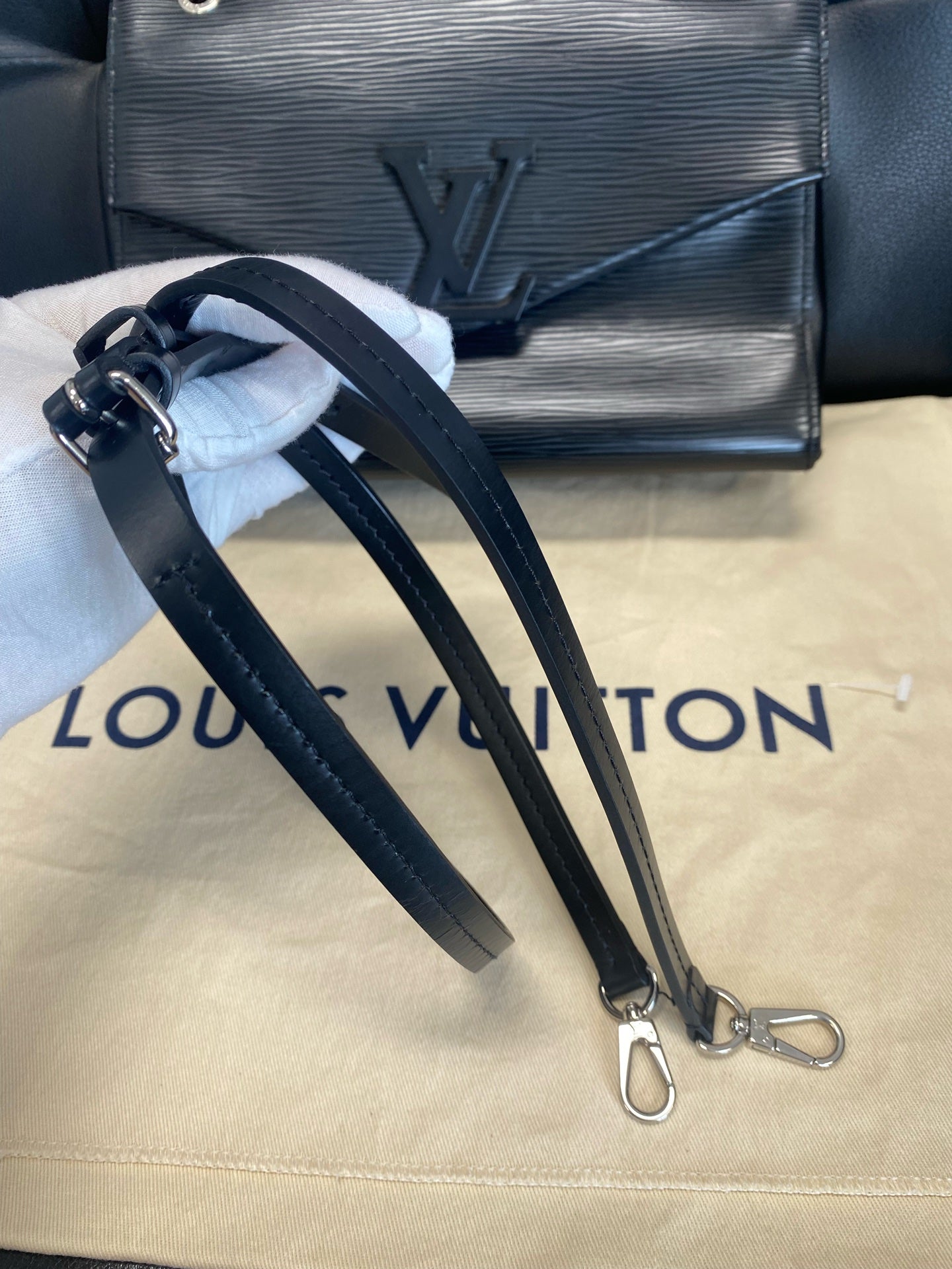 Louis Vuitton Black Messenger Bag M55977